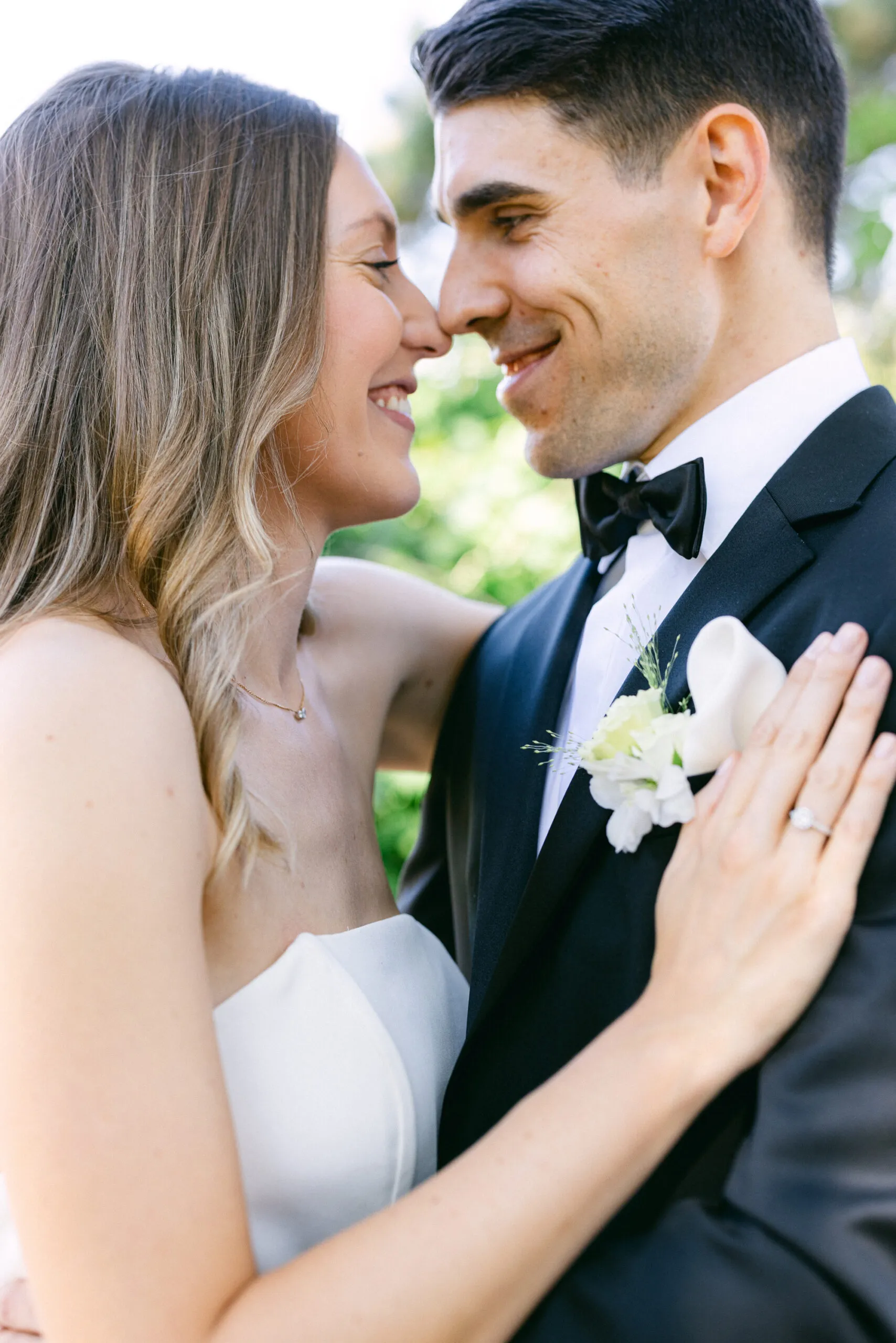 Portrait noir et blanc des mariés, moment intime et spontané
