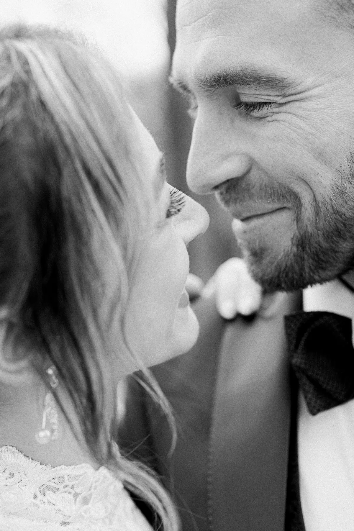 Portrait noir et blanc des mariés, moment intime et spontané